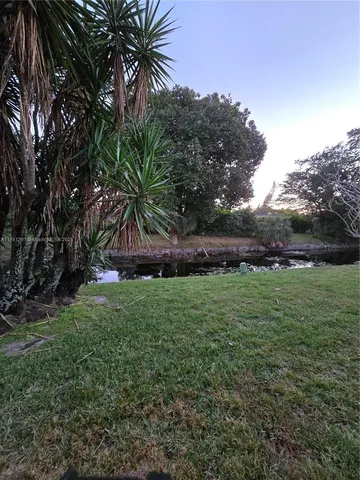 a view of a backyard