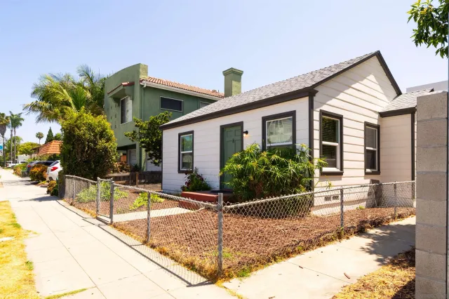 a view of a house with backyard and sitting area