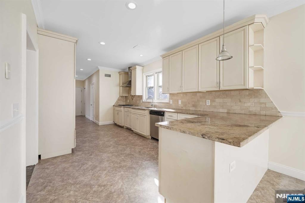 831 Pascack Road Paramus, NJ 07652 - Photo 8 of 26