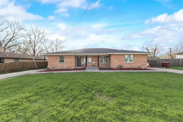 $1,900 | 913 Live Oak Street, Unit A, Royse City, TX 75189