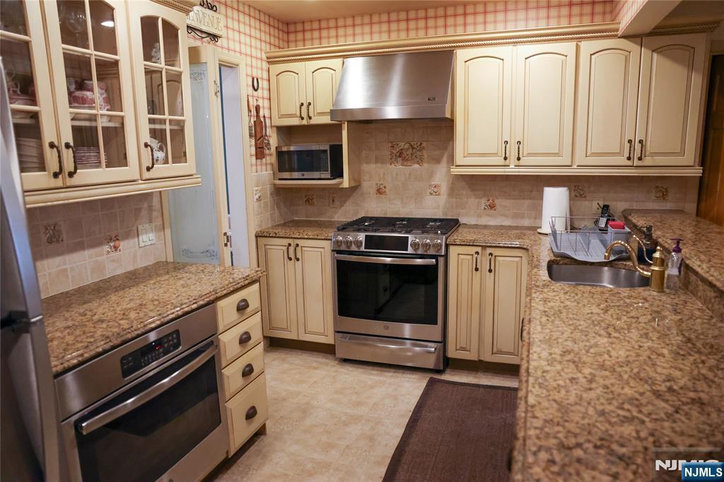 270 Kensington Road River Edge, NJ 07661 - Photo 13 of 34