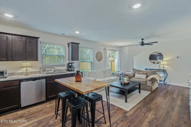 $295,500 | 9445 River Cane Road, Mascot, TN 37806