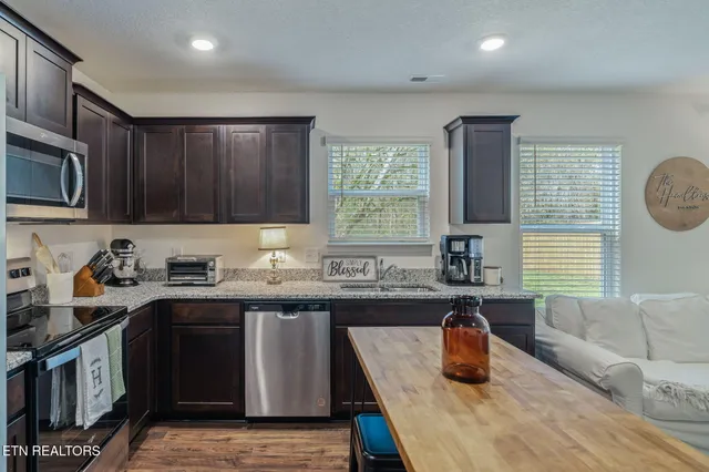 $295,500 | 9445 River Cane Road, Mascot, TN 37806