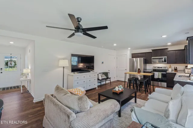 $295,500 | 9445 River Cane Road, Mascot, TN 37806