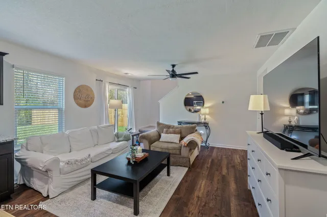 $295,500 | 9445 River Cane Road, Mascot, TN 37806