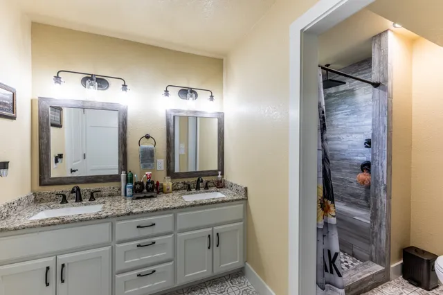 $700,000 | 145 Private Road 5749, Groesbeck, TX 76642