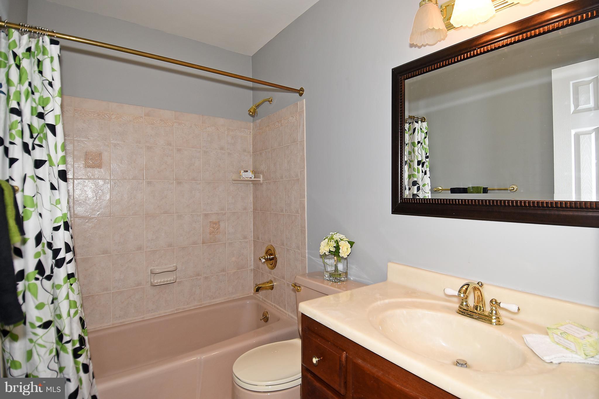 16016 Jerald Road Laurel, MD 20707 - Photo 34 of 41 Hall bath with tub