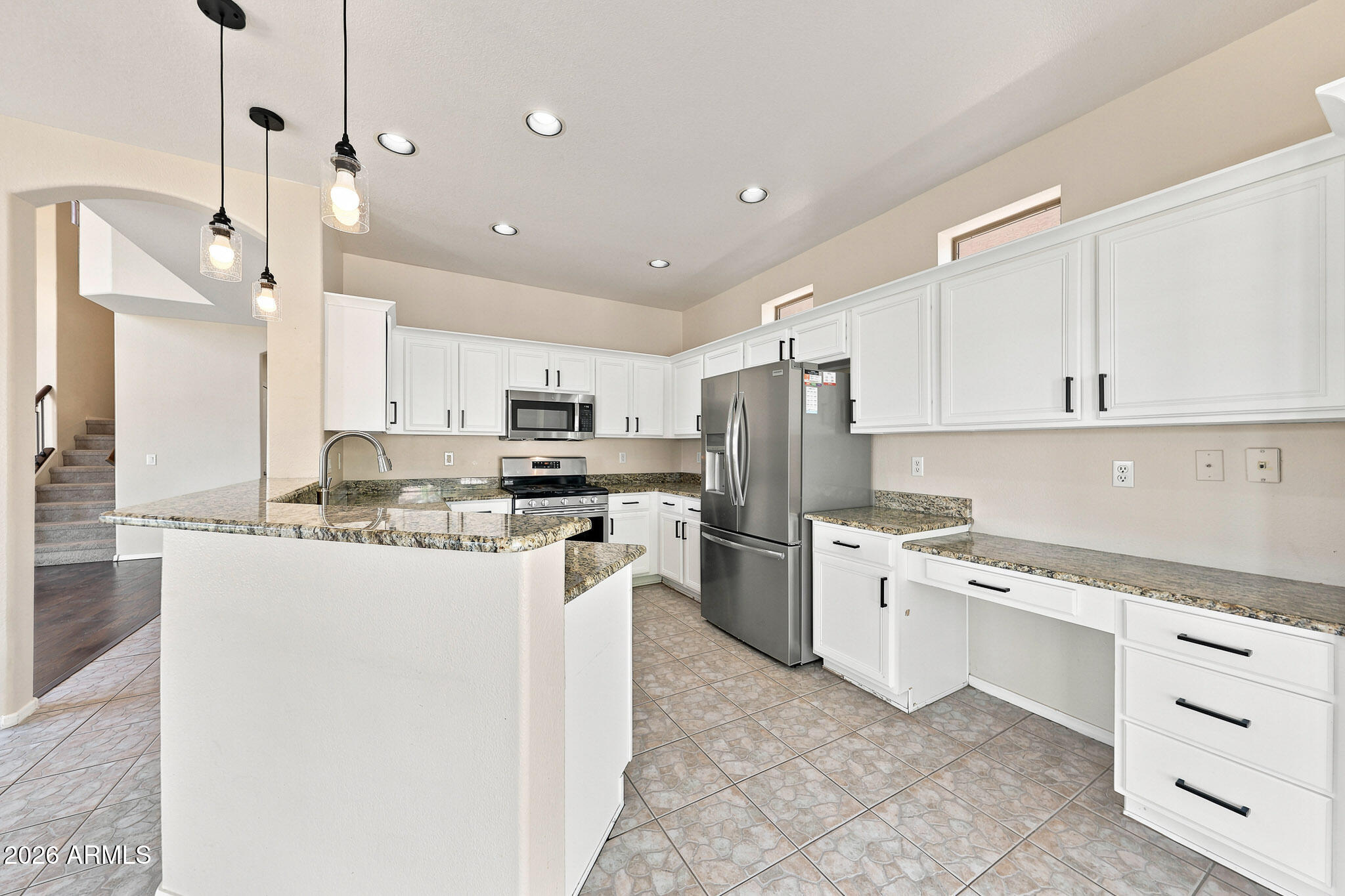 10828 West Monte Vista Road Avondale, AZ 85392 - Photo 5 of 32 Bright Kitchen