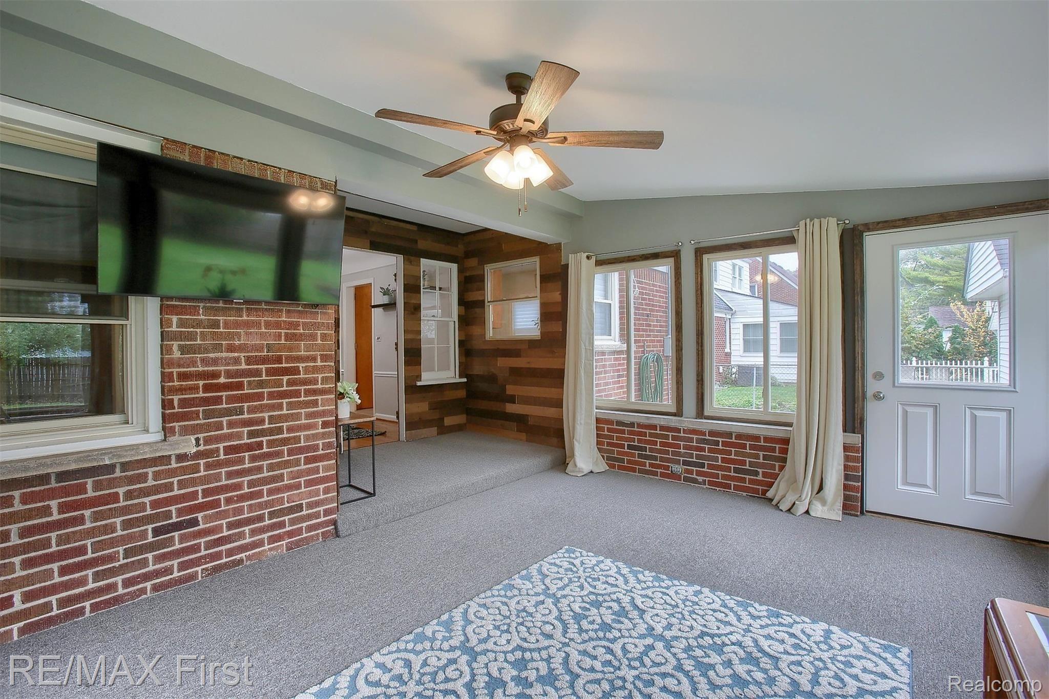 317 Ridgemont Road Grosse Pointe, MI 48236 - Photo 11 of 20 13-Sun-Room-3rd-View.jpg