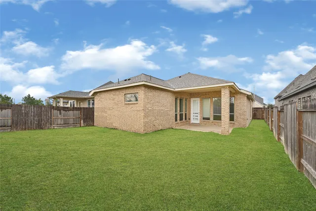 a view of a house with backyard and garden
