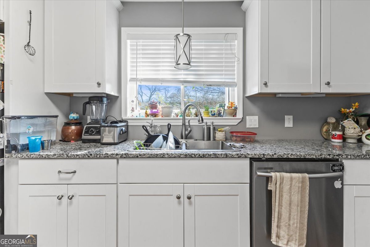 252 Langley Drive LaFayette, GA 30728 - Photo 21 of 29 a kitchen with granite countertop a sink and a stove