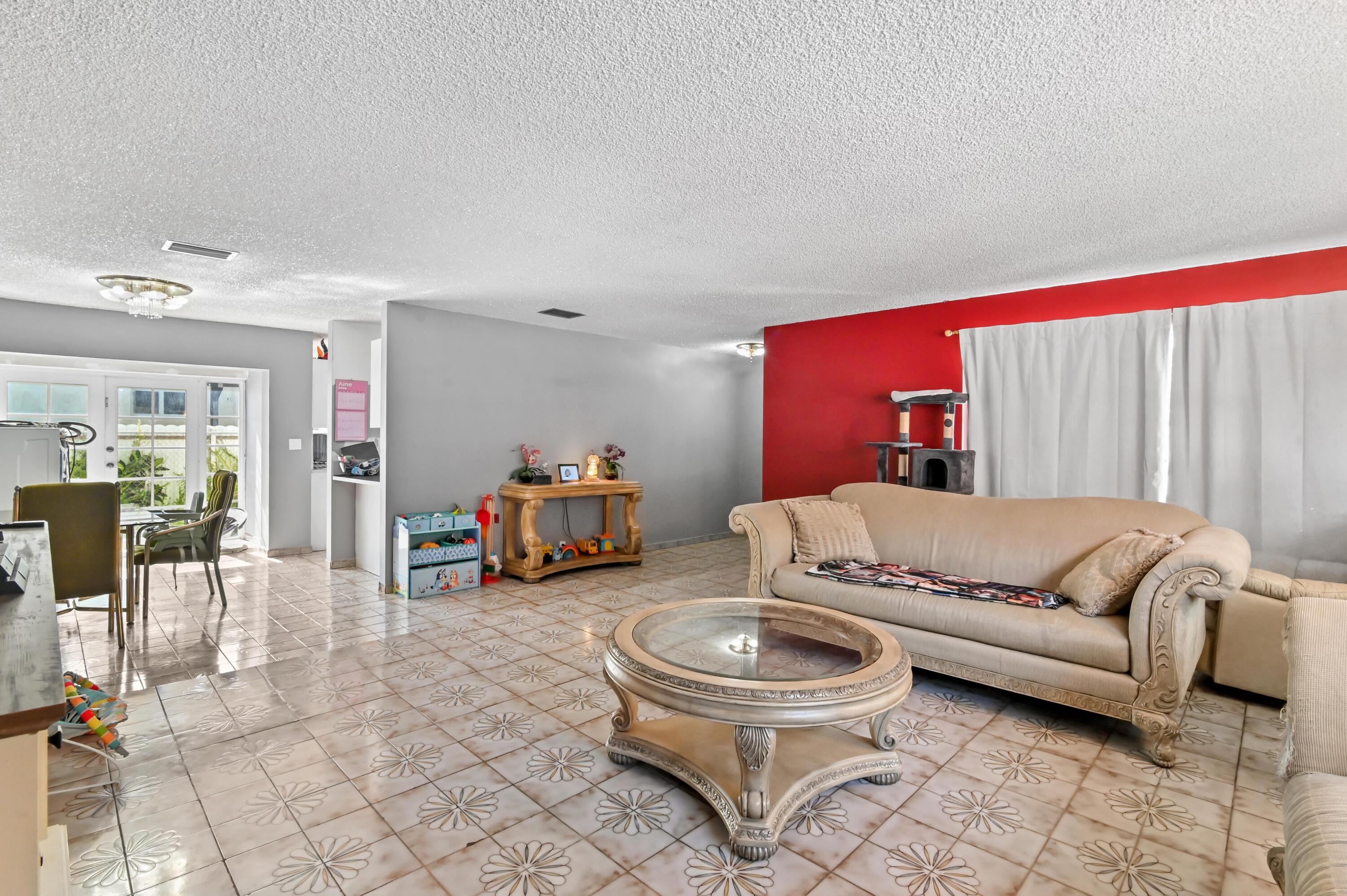 7337 Southwest 21st Street Miami, FL 33155 - Photo 7 of 32 10 Living room 04