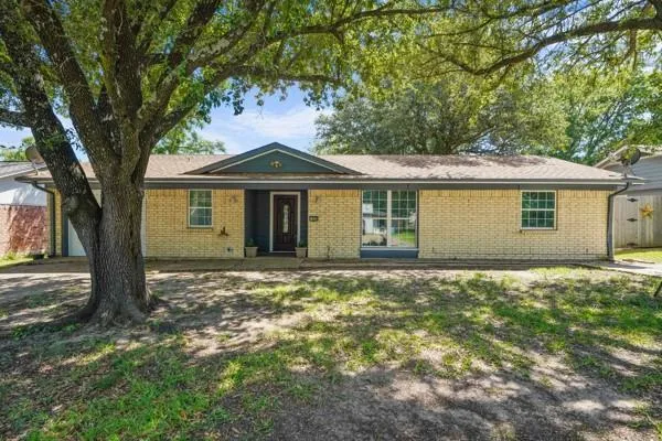 $1,895 | 1608 Leon Street, Kaufman, TX 75142