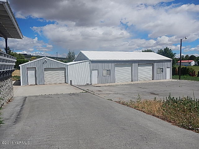 505 Bittner Road Yakima, WA 98901 - Photo 12 of 14 front view of a house with a pathway