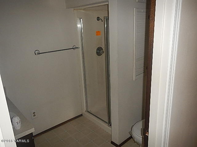505 Bittner Road Yakima, WA 98901 - Photo 3 of 14 a bathroom with a shower
