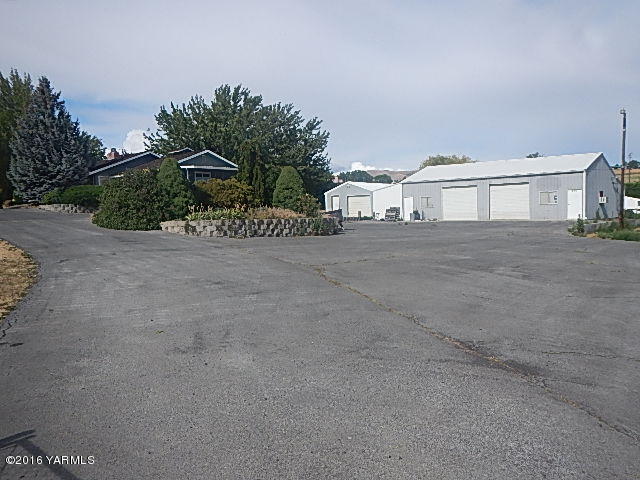 505 Bittner Road Yakima, WA 98901 - Photo 7 of 14 a view of a house with a street