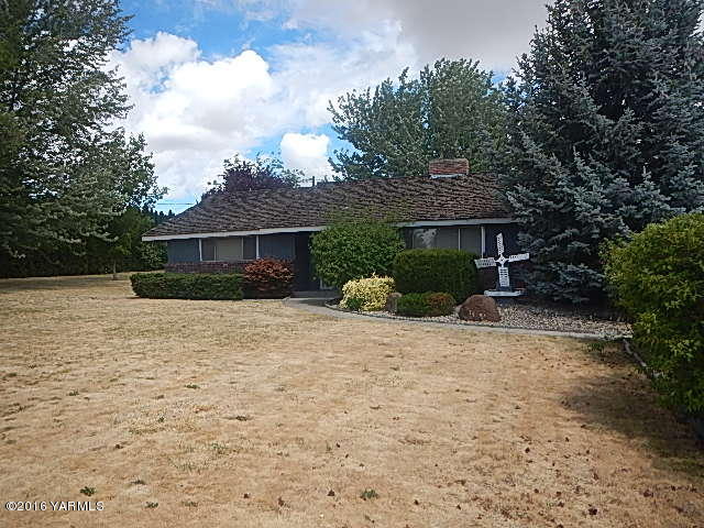 505 Bittner Road Yakima, WA 98901 - Photo 8 of 14 a front view of a house with a yard and trees