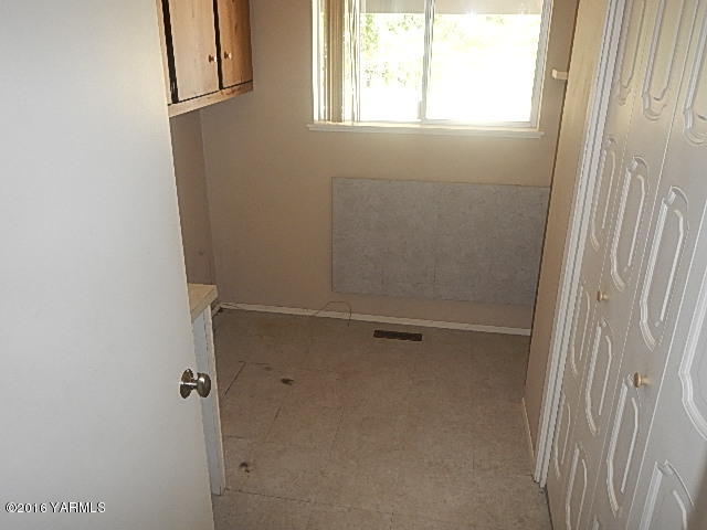 505 Bittner Road Yakima, WA 98901 - Photo 10 of 14 a bathroom with a window
