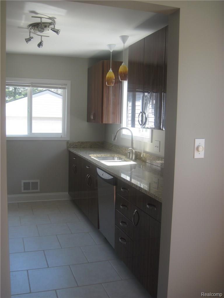 5158 Drayton Road Clarkston, MI 48346 - Photo 8 of 29 IMG_7380.JPG