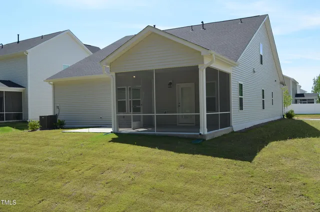 a view of an house with backyard of house