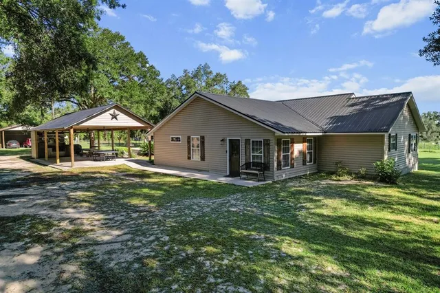a view of a house with a yard