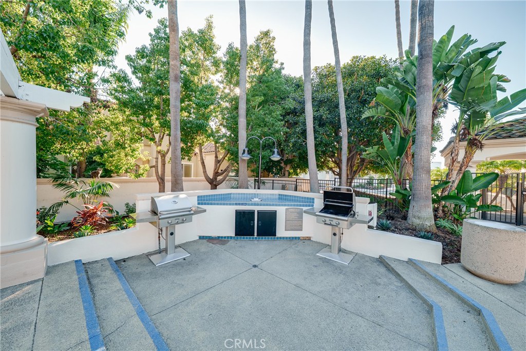 3 Almador Irvine, CA 92614 - Photo 33 of 35 a view of a patio with a garden