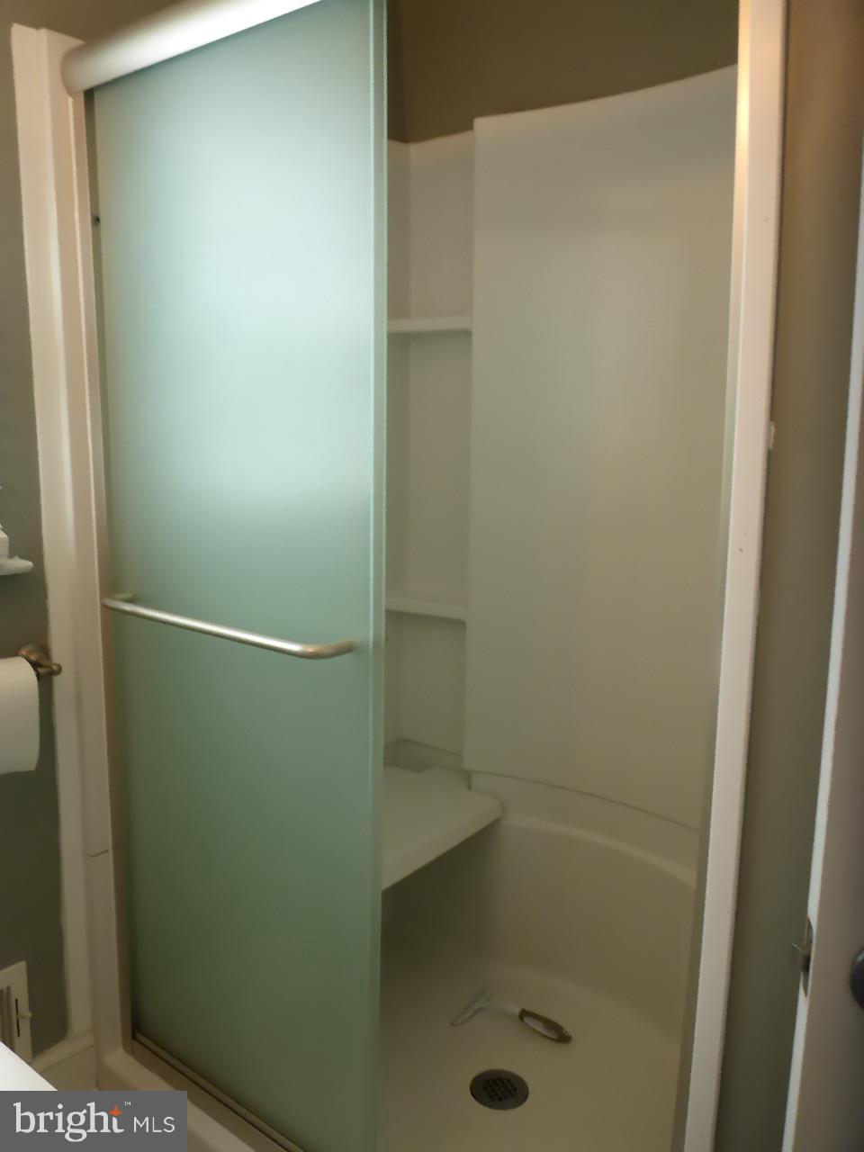 43 Arden Road North East, MD 21901 - Photo 22 of 30 Large shower with builtin seat