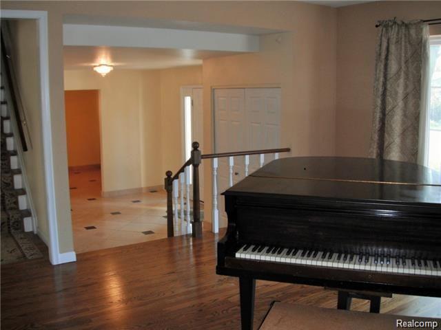3664 Ridgeland Road West Bloomfield, MI 48323 - Photo 9 of 30 Family room with view of foyer and stairs to 2nd level.