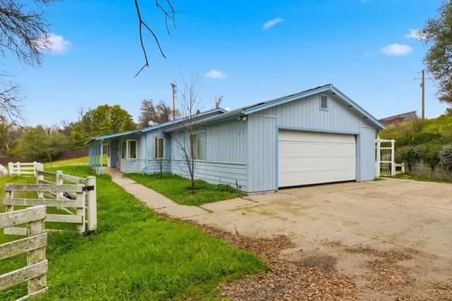 a backyard of a house with plants and garden
