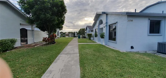 $365,000 | 6702 Southwest 152nd Place, Unit 2802, Miami, FL 33193