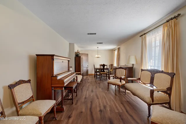 $220,000 | 1637 Lake Lincoln Drive Northeast, Brookhaven, MS 39601