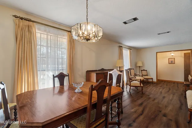 $220,000 | 1637 Lake Lincoln Drive Northeast, Brookhaven, MS 39601