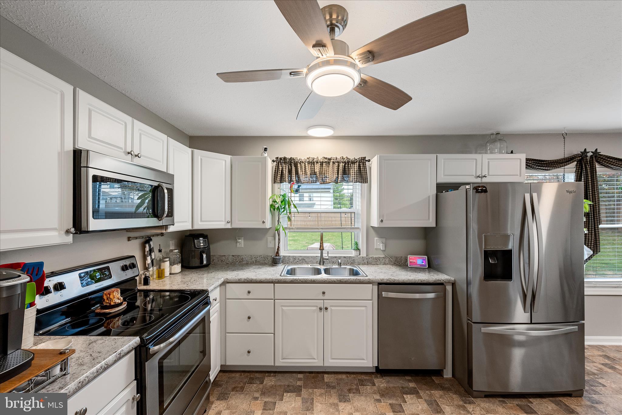 207 Killdeer Road Stephens City, VA 22655 - Photo 8 of 39 a kitchen with granite countertop a refrigerator sink and microwave