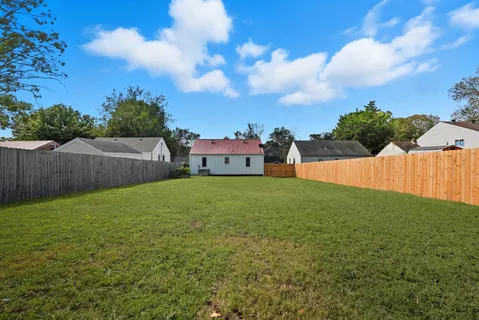 a view of a back yard