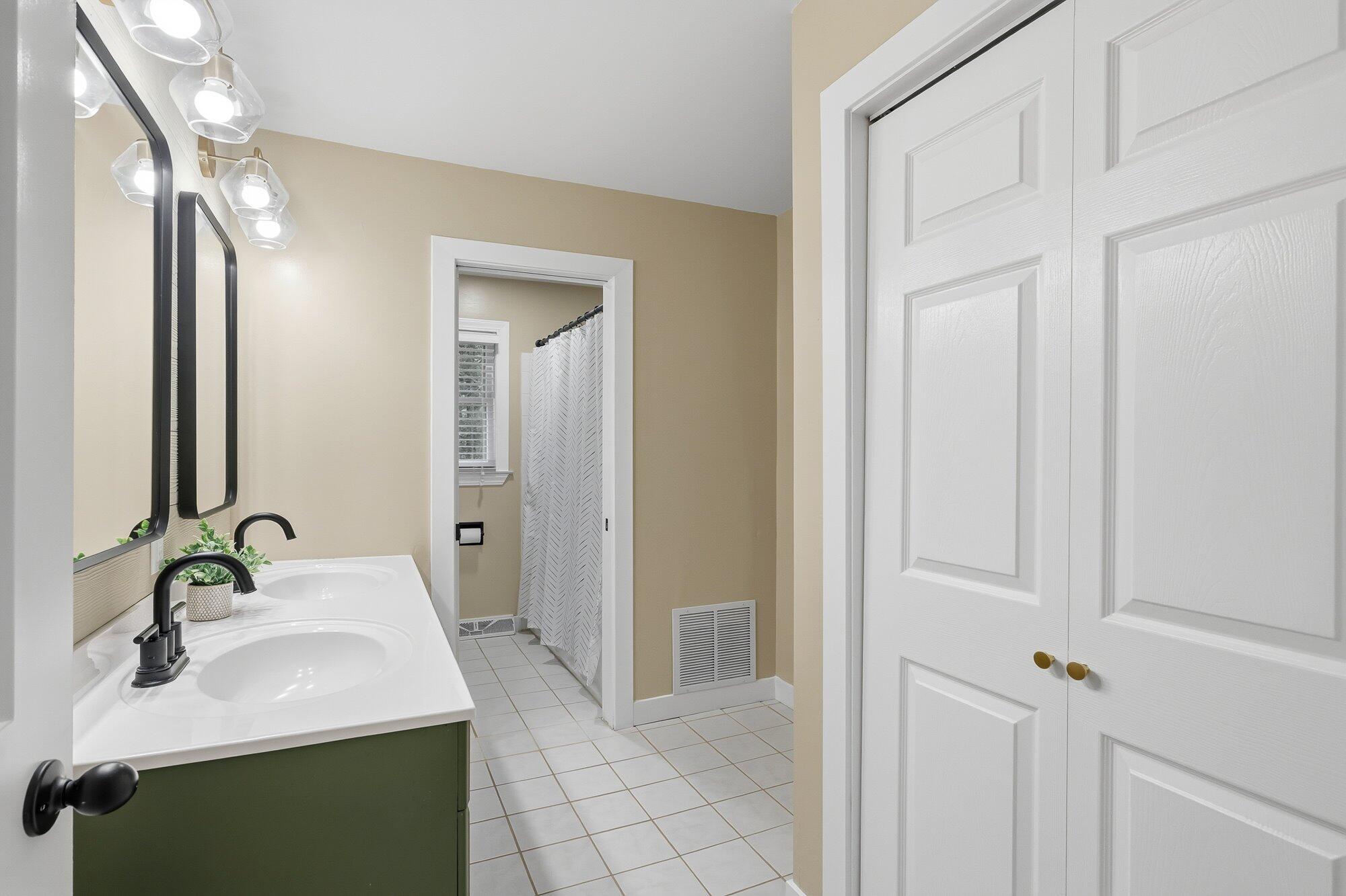 1027 Piccadilly Road Kalamazoo, MI 49006 - Photo 21 of 45 23-WM1027piccadilly-2