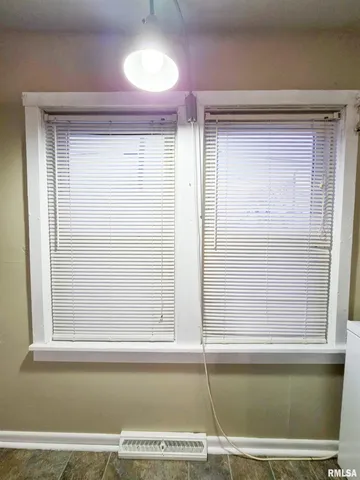 $84,500 | 1037 East 3rd Street, Flora, IL 62839