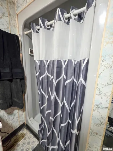 $84,500 | 1037 East 3rd Street, Flora, IL 62839