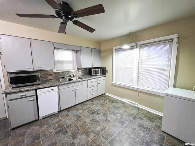 $84,500 | 1037 East 3rd Street, Flora, IL 62839