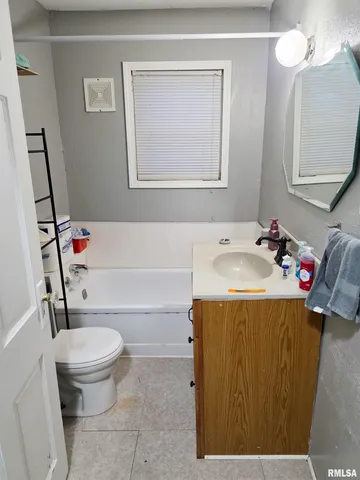 $84,500 | 1037 East 3rd Street, Flora, IL 62839