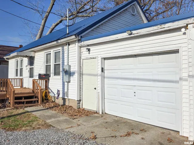 $84,500 | 1037 East 3rd Street, Flora, IL 62839