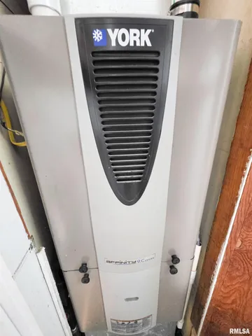 $84,500 | 1037 East 3rd Street, Flora, IL 62839