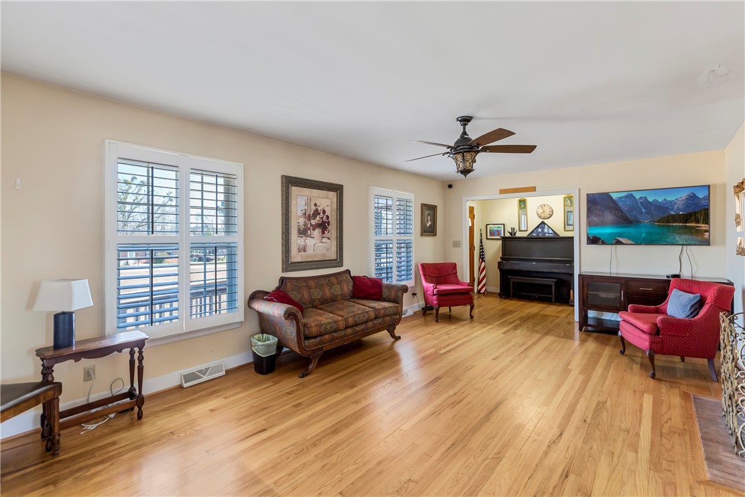 702 Quincy Road Seneca, SC 29678 - Photo 9 of 31 Gallery Image 9