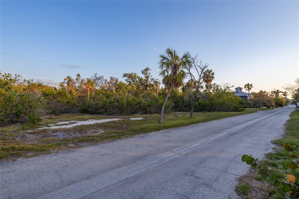 560 Gulf Bay Road Longboat Key, FL 34228 - Photo 27 of 38