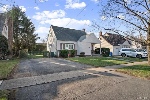 $929,000 | 132 East Cherry Street, Floral Park, NY 11001