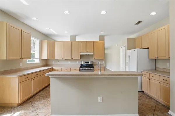 $369,900 | 6407 Bridgecrest Drive, Lithia, FL 33547