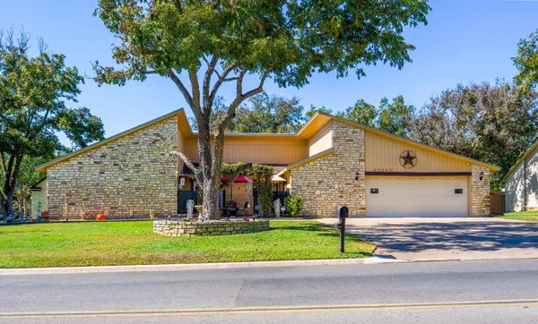 $425,000 | 252 Meadowlakes Drive, Meadowlakes, TX 78654