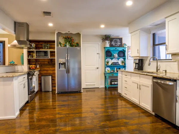 $425,000 | 252 Meadowlakes Drive, Meadowlakes, TX 78654