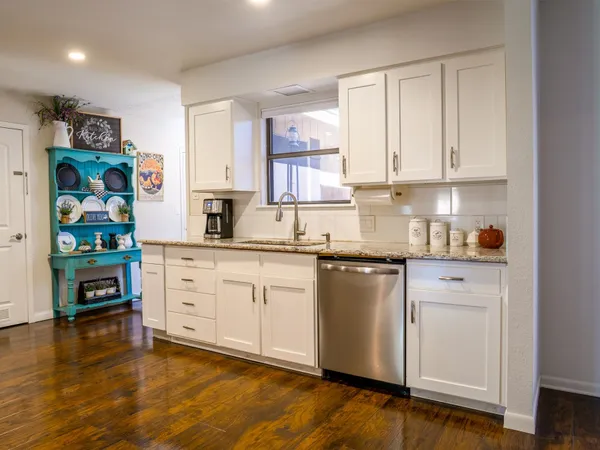 $425,000 | 252 Meadowlakes Drive, Meadowlakes, TX 78654