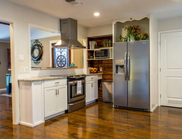 $425,000 | 252 Meadowlakes Drive, Meadowlakes, TX 78654