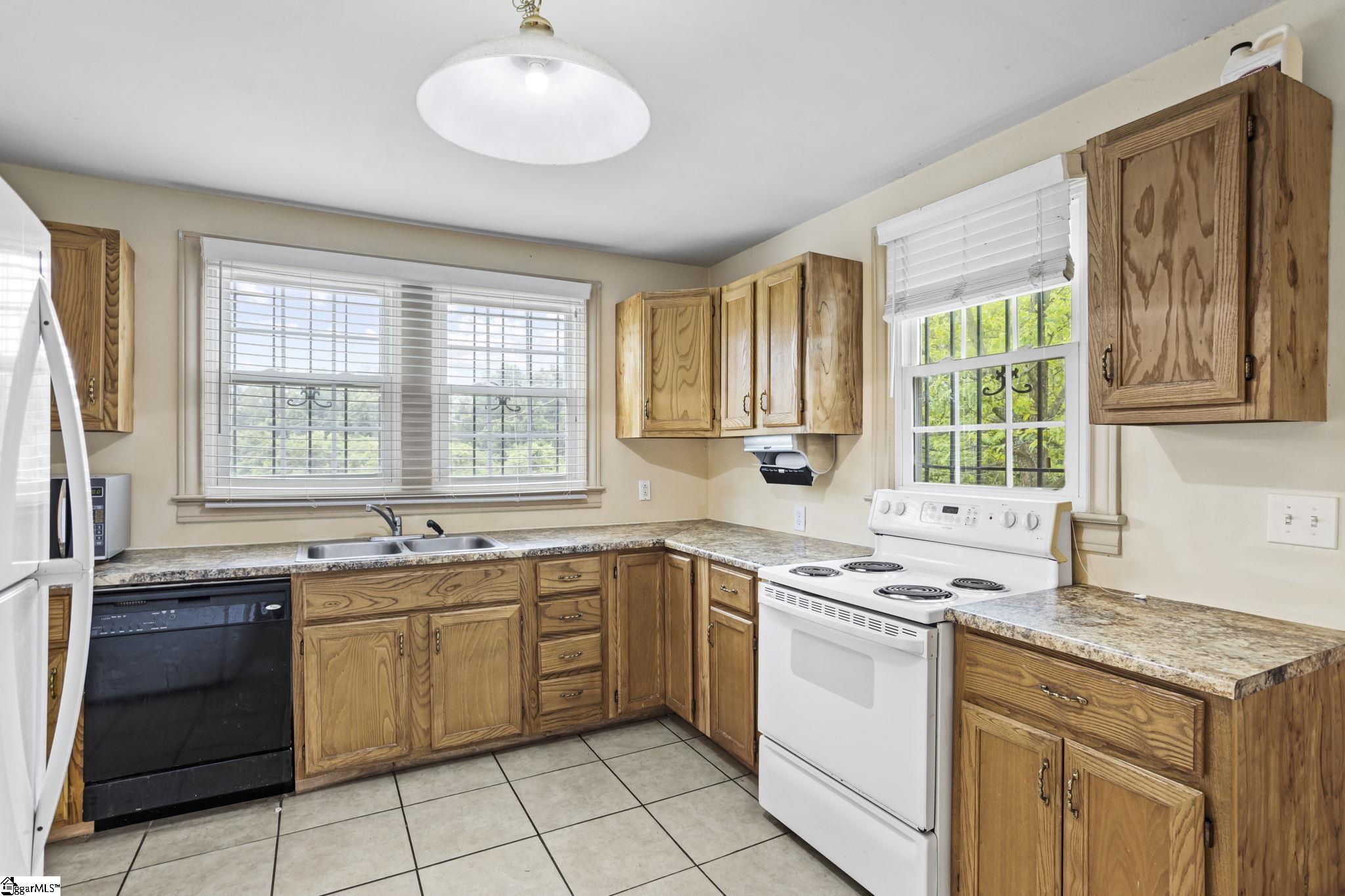 140 Lincoln Road Taylors, SC 29687 - Photo 3 of 25 Gallery Image 3
